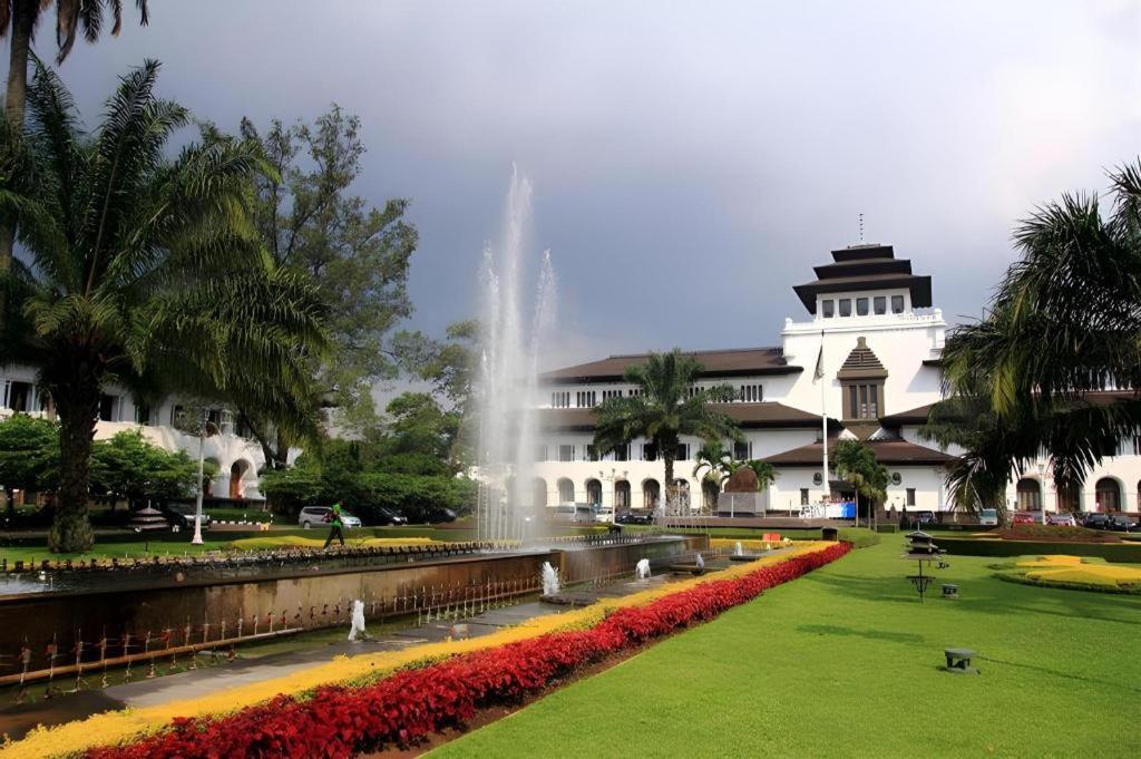 Indies Hotel Bandung Esterno foto